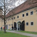 Eingang zum Volkskundemuseum mit Besuchern Eingang zum Volkskundemuseum mit Besuchern