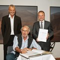 Stephan Huber (Mitte; Kunstpreisträger 2023 des Bezirks Schwaben) mit Christian Hörl (links; Laudator, Jury-Mitglied und Kunstpreisträger 2019) und Klaus Förster (Bezirksrat) - Foto: Tobias Atzkern