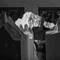 Stephan Huber im Atelier, Kunstpreisträger 2023 des Bezirks Schwaben, mit seinen „Perfect Sculptures“ (2011-2023) - Foto: Felix Baptist