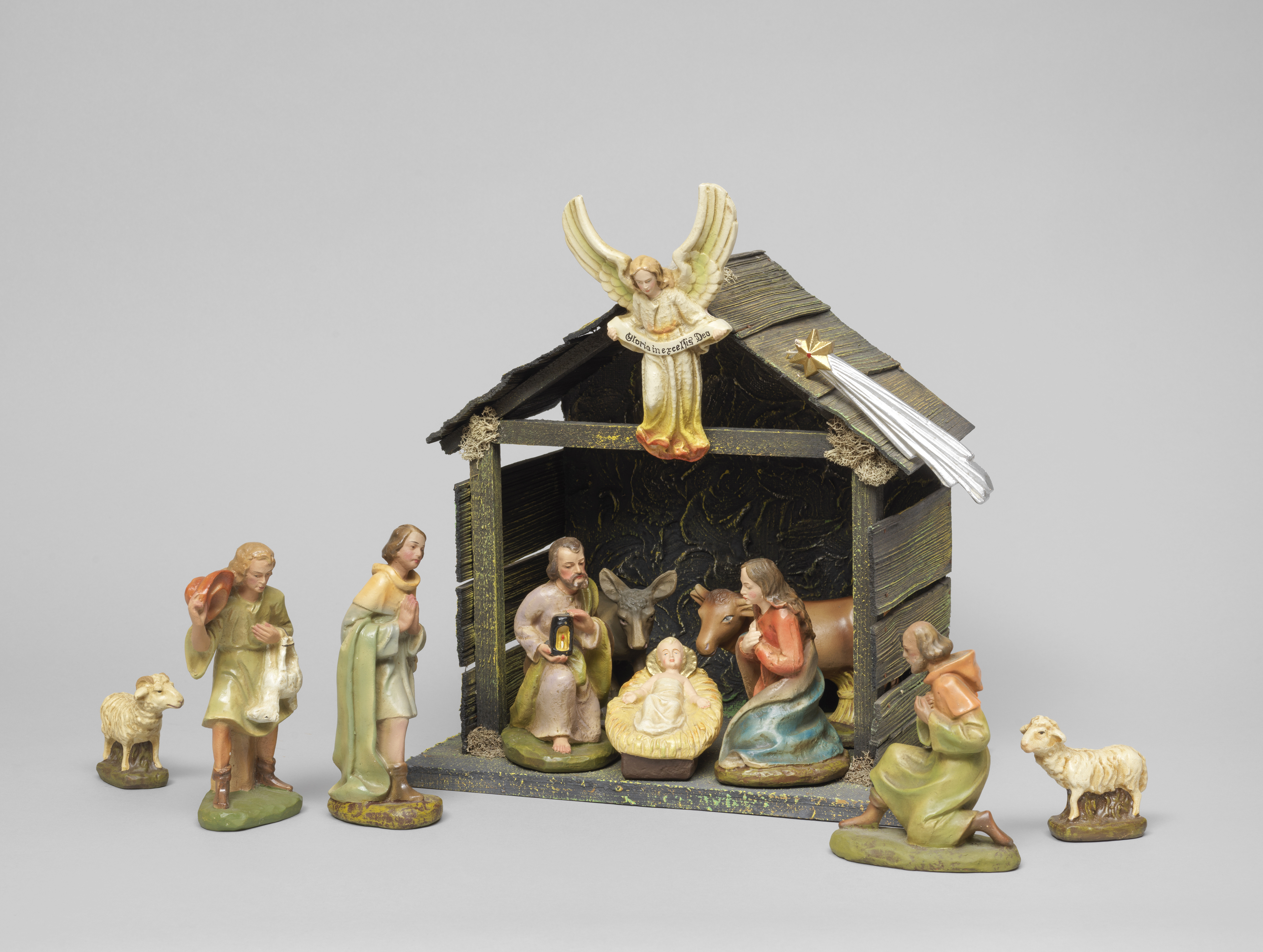 Krippenfiguren mit Stall