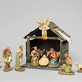 Krippenfiguren mit Stall