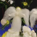 Kleiner Weihnachtsengel aus heller Filzwolle