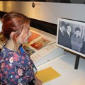 Junge Frau blickt auf Monitor mit Roy Black