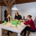 Besucherinnen an Medienstation in der Dauerausstellung