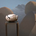Keramik-Objekt vor gemalter Wüstenlandschaft in Braun und Blau