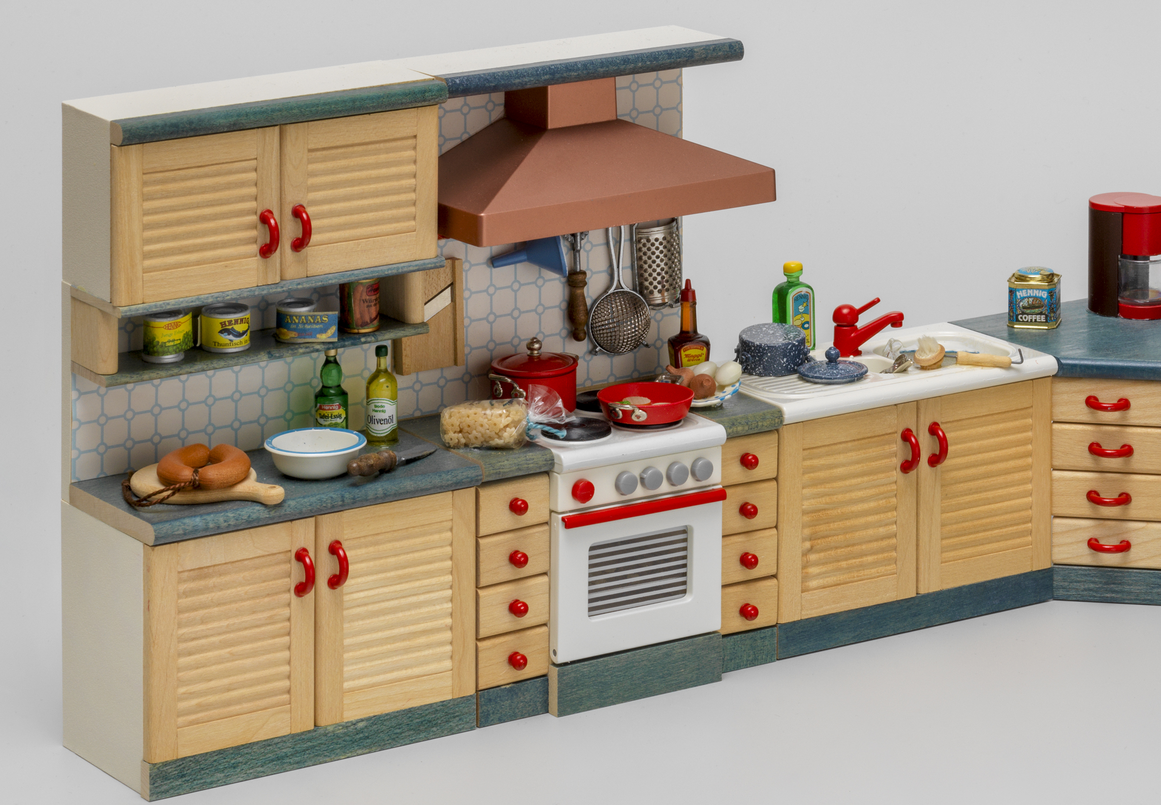 Puppenküche: Einbauküche mit Holzfronten und roten Griffen