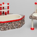 Badeinrichtung mit Toilette, Waschtisch, Badewanne in rot und grau