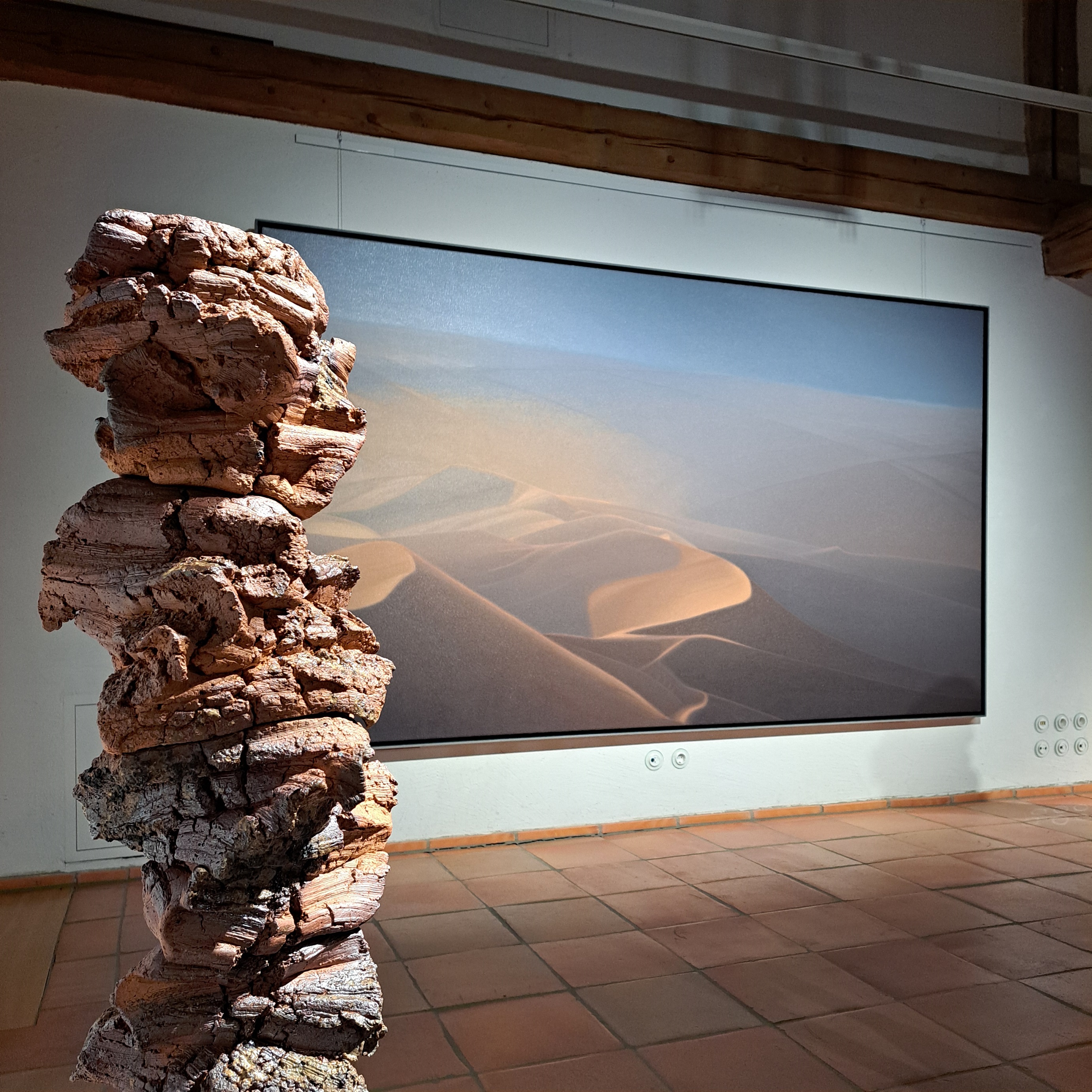 Beispiel aus der Ausstellung Keramik trifft Wüstenlandschaft - Foto: Christine Hofmann-Brand, Museum Oberschönenfeld