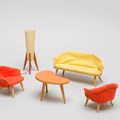 Puppenmöbel in gelb und orange im Stil der 50er-Jahre