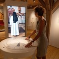 Drehscheibe und Fotos zeigen Tagesablauf im Kloster