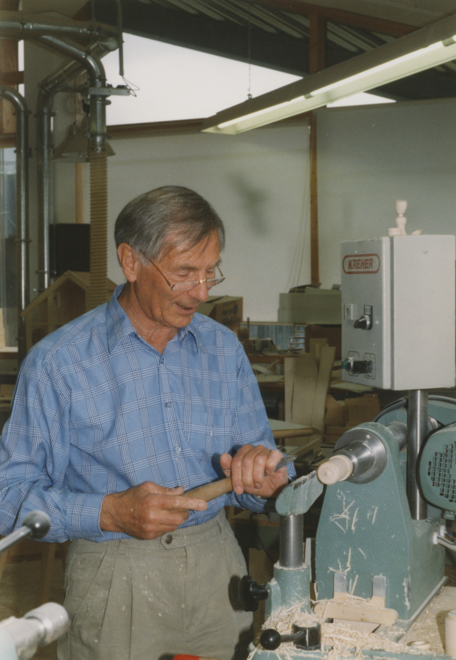 Firmenchef Bodo Hennig beim Anfertigen von Musterstücken an der Drehbank 1998 - Foto: Sammlung Heidi Erich Huber