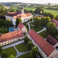 Freigelände Museum Oberschönenfeld mit Zisterzienserinnenabtei – eingebettet in die Westlichen Wälder - Foto: Andreas Brücklmair