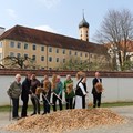 Der symbolische Spatenstich läutete den offiziellen Baubeginn des Nahwärmenetzes in Oberschönenfeld ein (2) - Foto: Florian Dörschel, Museum Oberschönenfeld