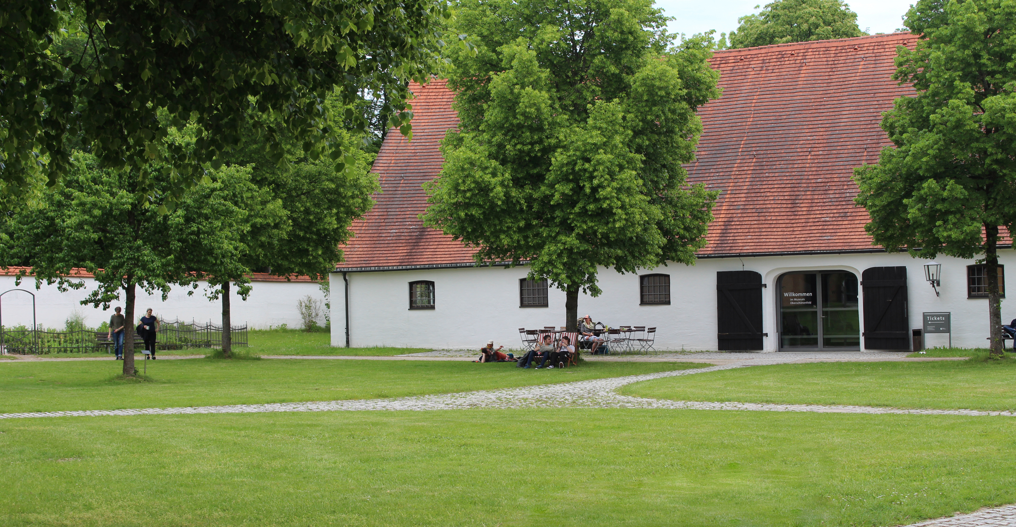 Grüne Wiese im Museumshof und Liegestühle vor dem Besucherzentrum
