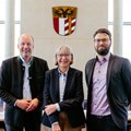 Die Kulturwissenschaftlerin Dr. Beate Spiegel verabschiedet sich in den Ruhestand. Bezirkstagspräsident Martin Sailer (links) würdigte ihre Verdienste im Bezirkstag und begrüßte ihren Nachfolger Simon Kotter (rechts). Bildnachweis: Michael Richter