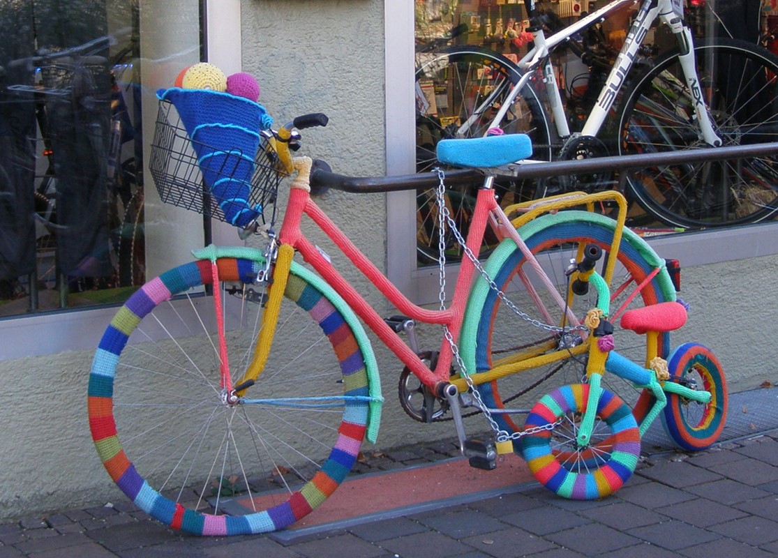 Eingestricktes Fahrrad in Friedberg, 2015