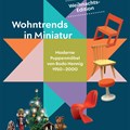 Plakat in dunkelgrün mit kleinen Fotos von Stühlen und Spielsachen