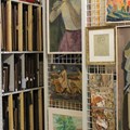 Kunstwerke im Hängeregal