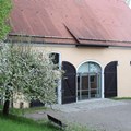 Längsseite des Gebäudes mit Eingang Längsseite des Gebäudes mit Eingang