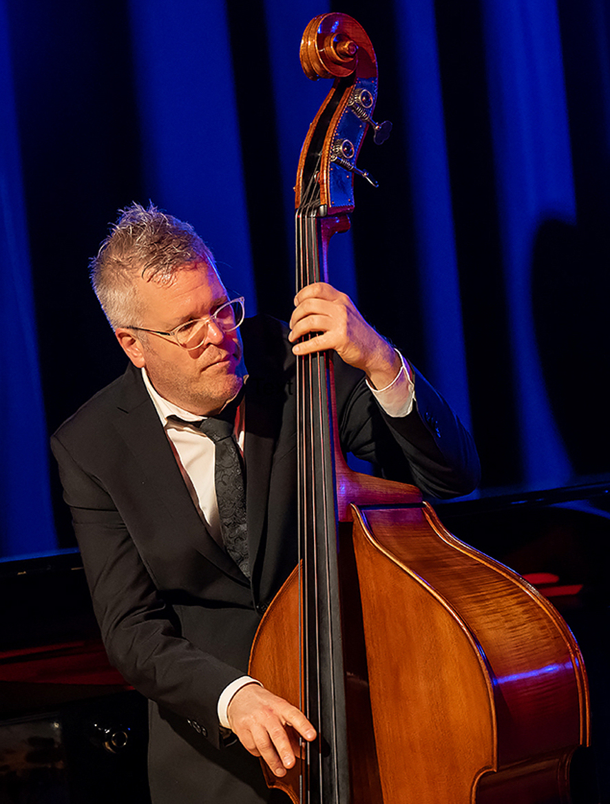 Uli Fiedler (Kontrabass) vom Walter Bittner Trio - Foto: Hans Grünthaler