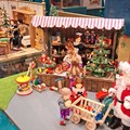 Weihnachtsmarktstand mit Weihnachtsmarkt zum Spielen