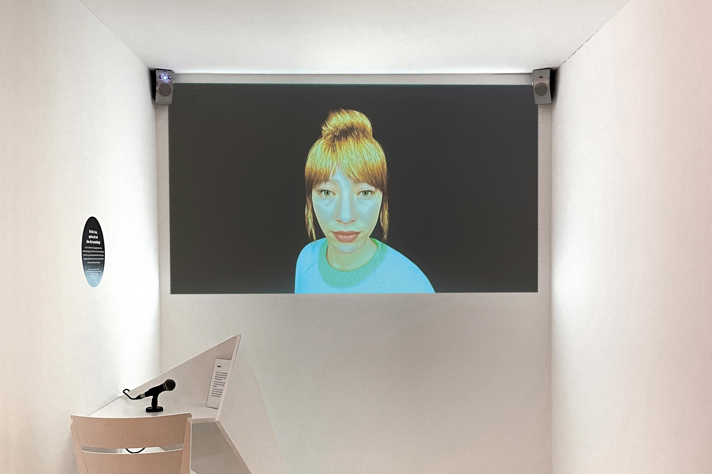 Raum mit künstlicher Intelligenz, namens Cora, lädt ein zum Gespräch