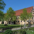 Museumsgebäude hinter grünen Bäumen Museumsgebäude hinter grünen Bäumen
