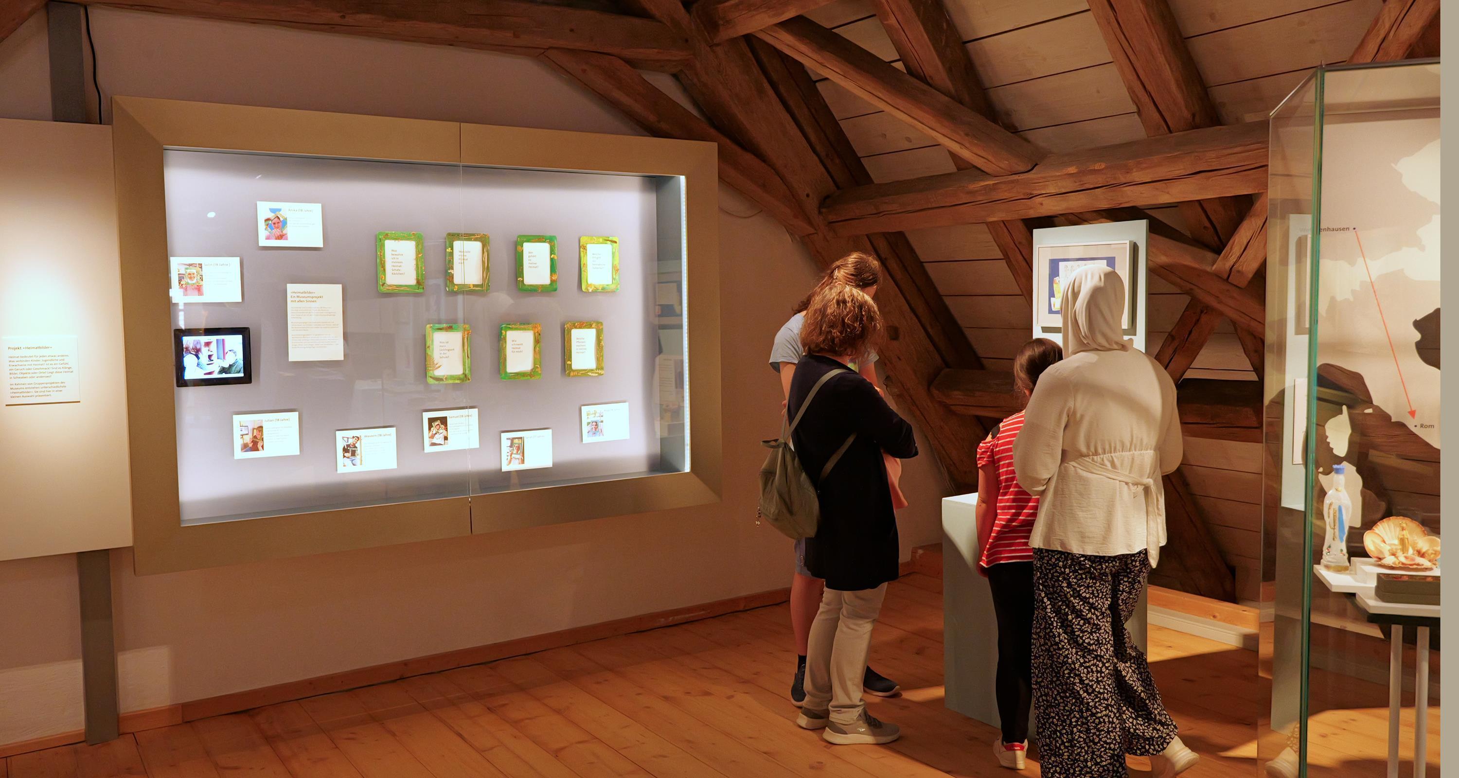 Beleuchtete Vitrine mit Schüler-Arbeiten