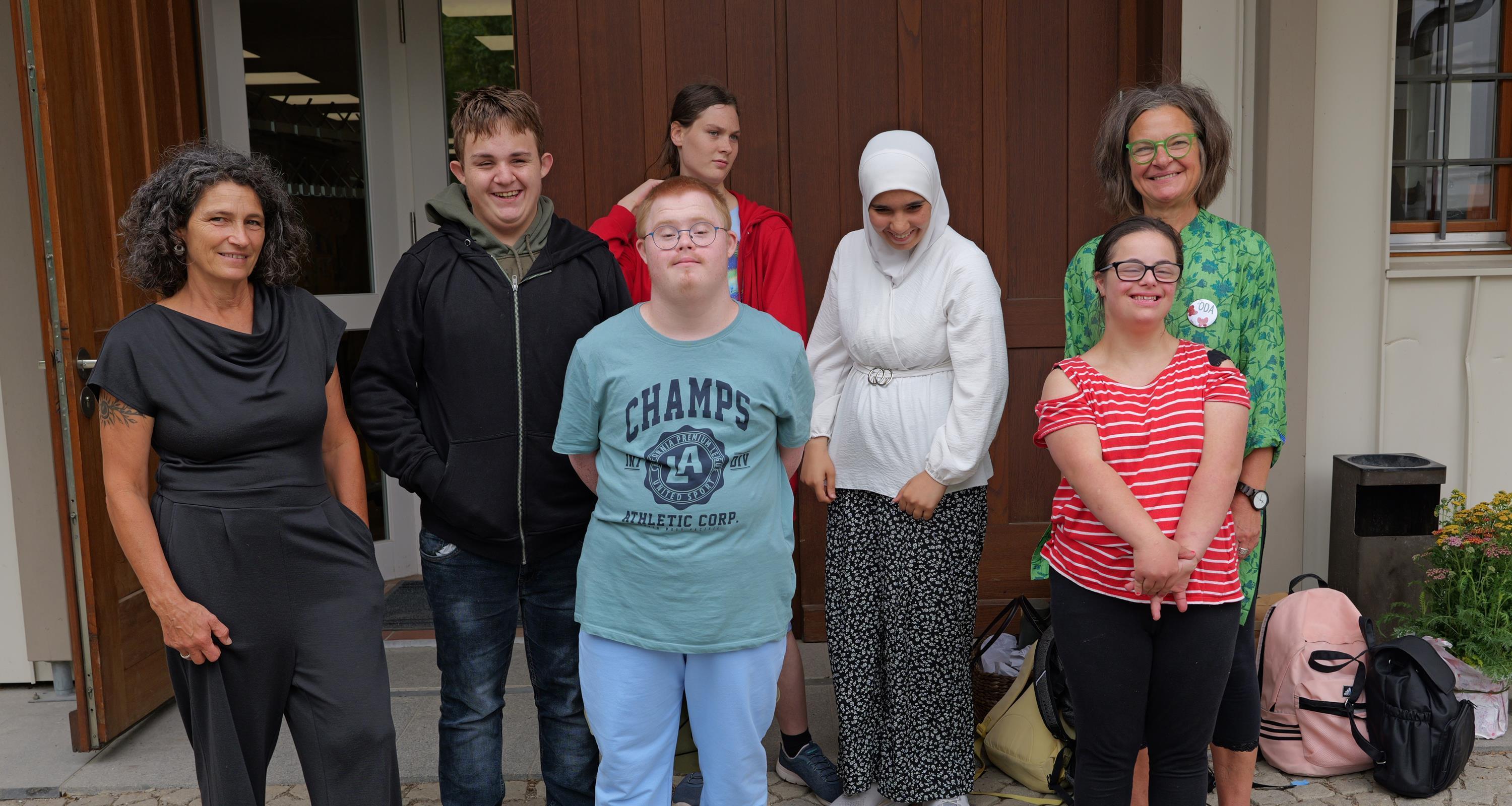 Gruppenfoto mit von Schülern und Lehrern