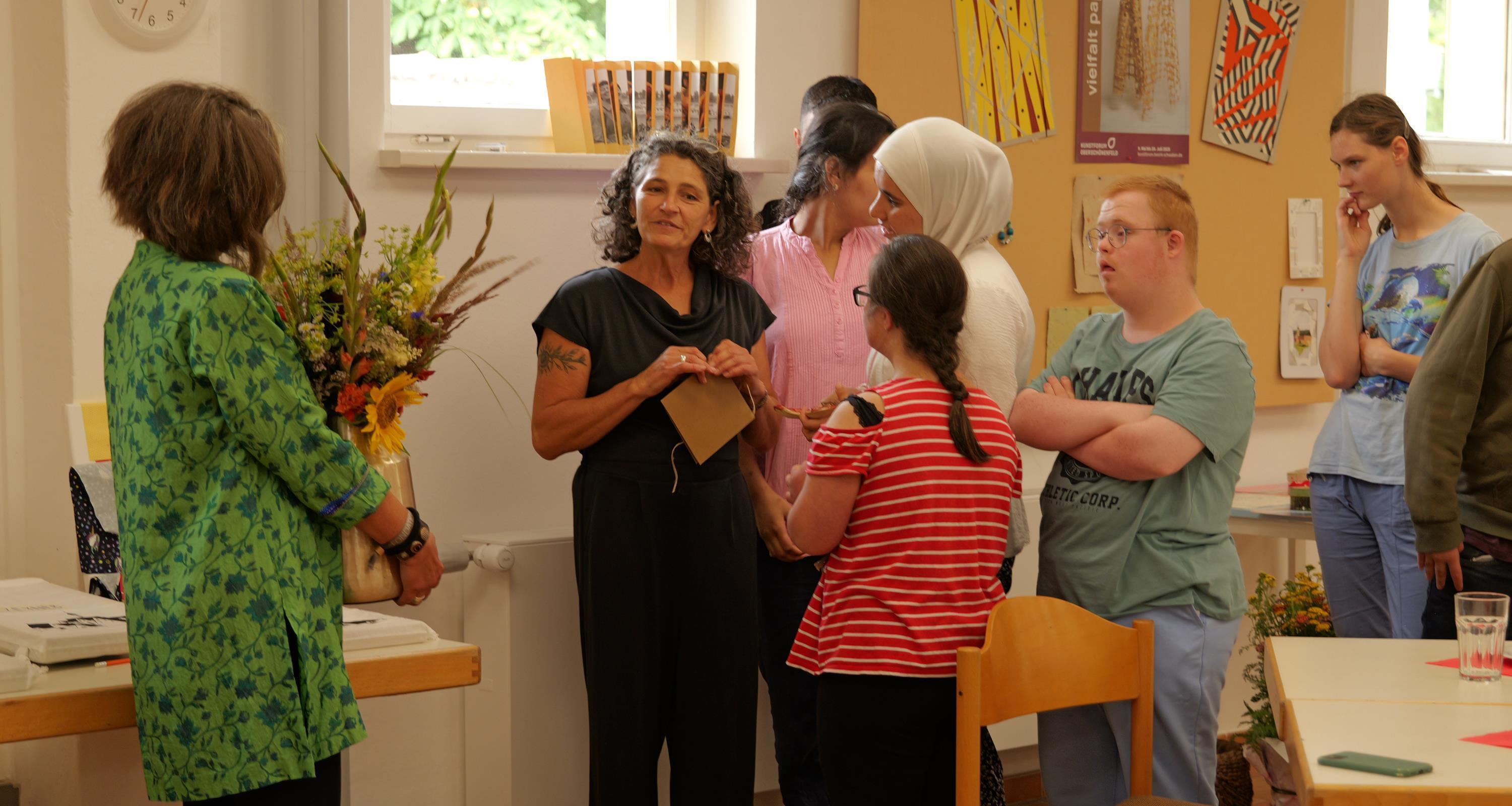 Gruppe von Schülern und Lehrern