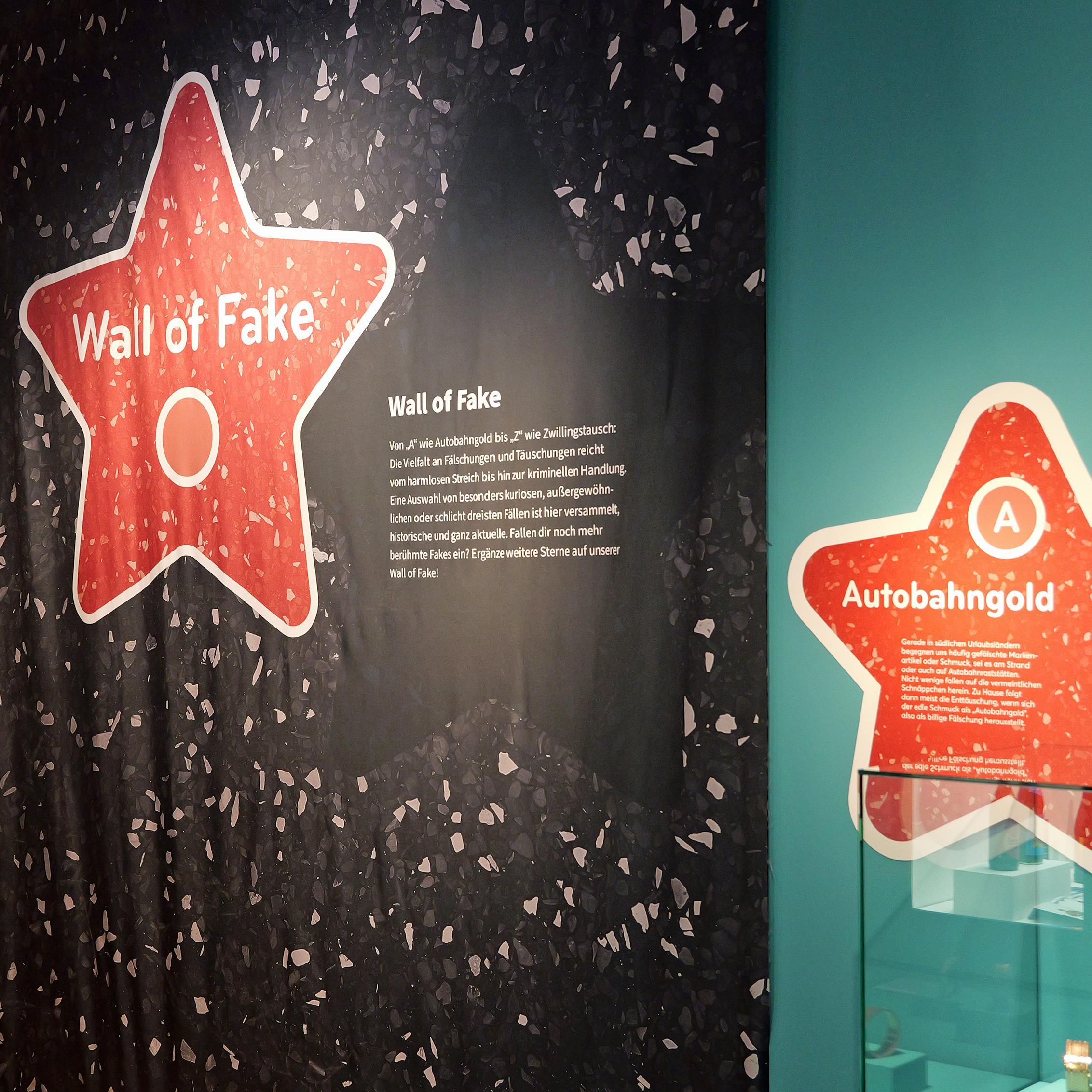 Wall of Fake in der Ausstellung