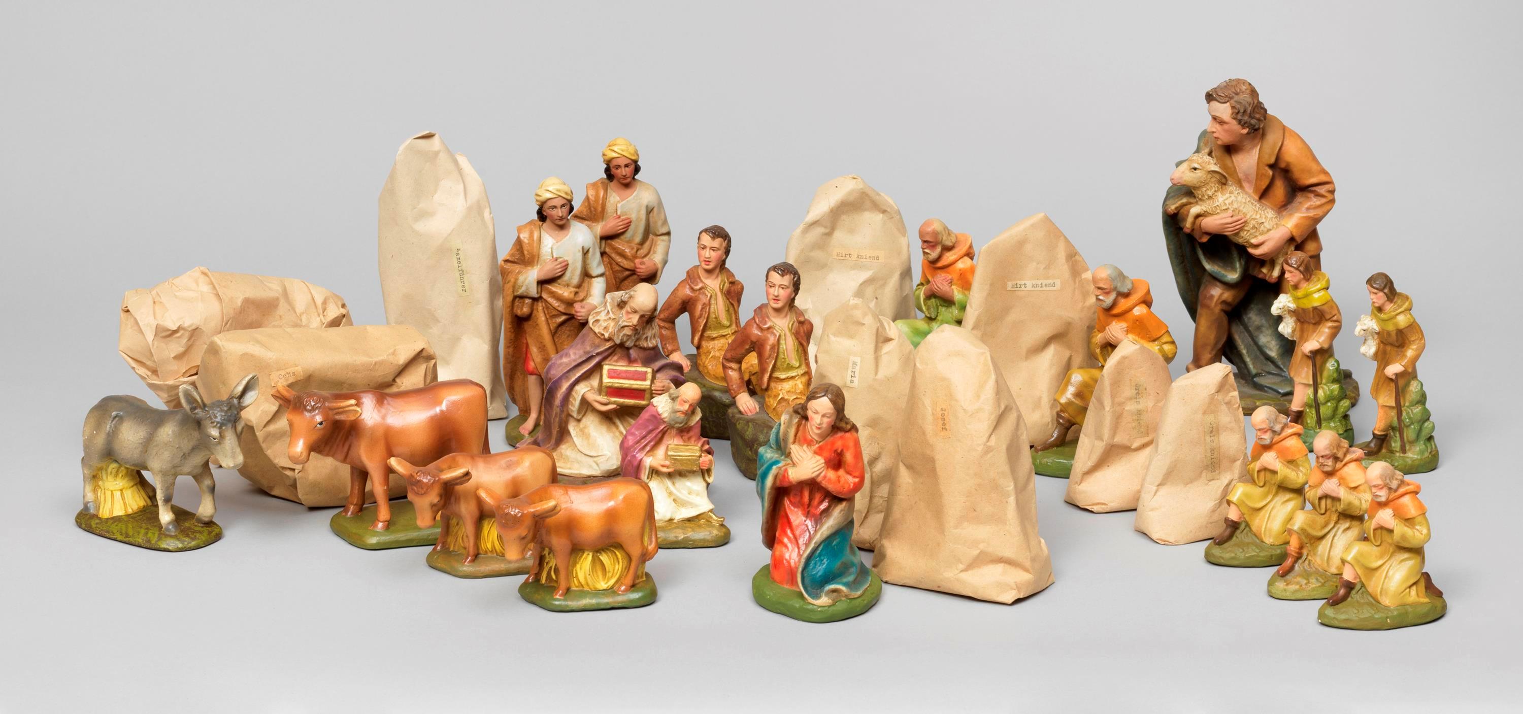 Verschiedene Krippenfiguren in mehreren Größen