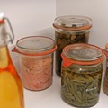 Drei Weckgläser gefüllt mit Gemüse, Wurst und Obst Drei Weckgläser gefüllt mit Gemüse, Wurst und Obst