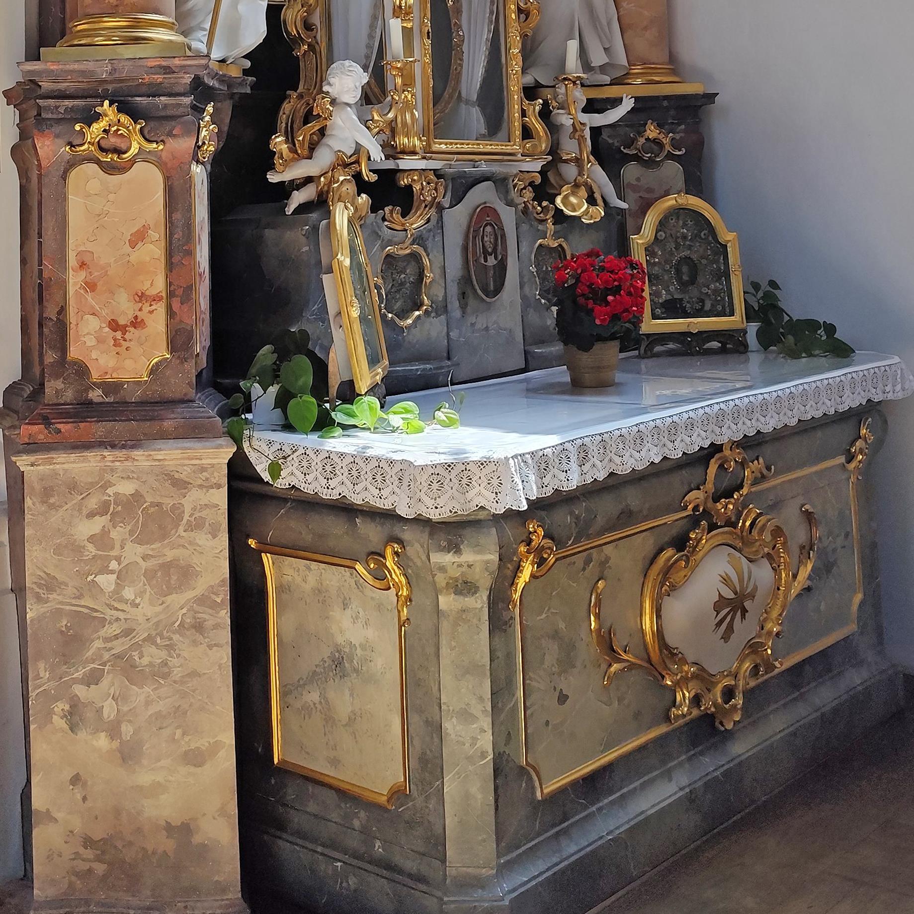 Seitenaltar der Abteikirche mit Bemalungen