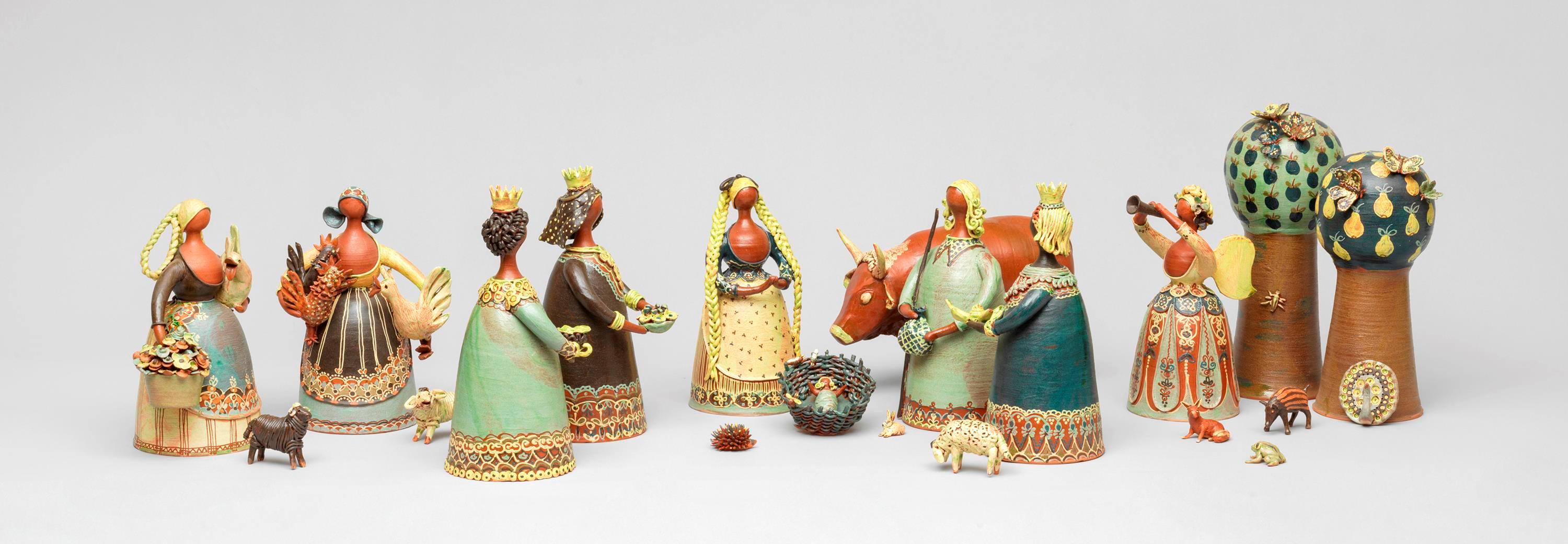 mehrere getöpferte Krippenfiguren