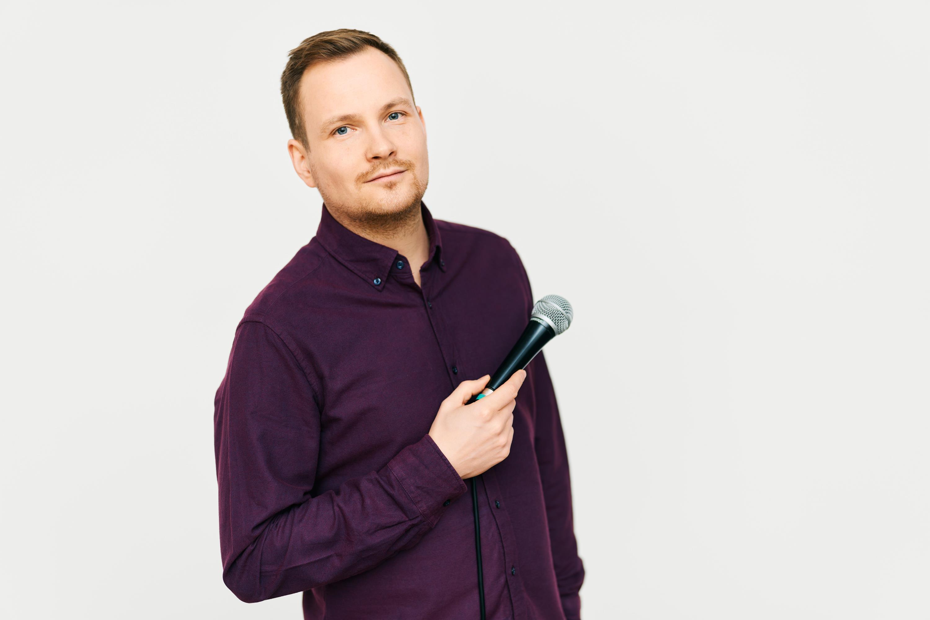 Jakob Schwerdtfeger im lila Hemd, mit Micro