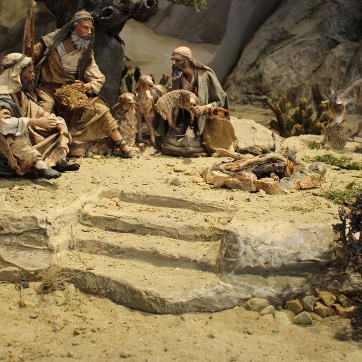 Treppenstufen einer Krippe mit Figuren im Hintergrund