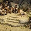 Treppenstufen einer Krippe mit Figuren im Hintergrund