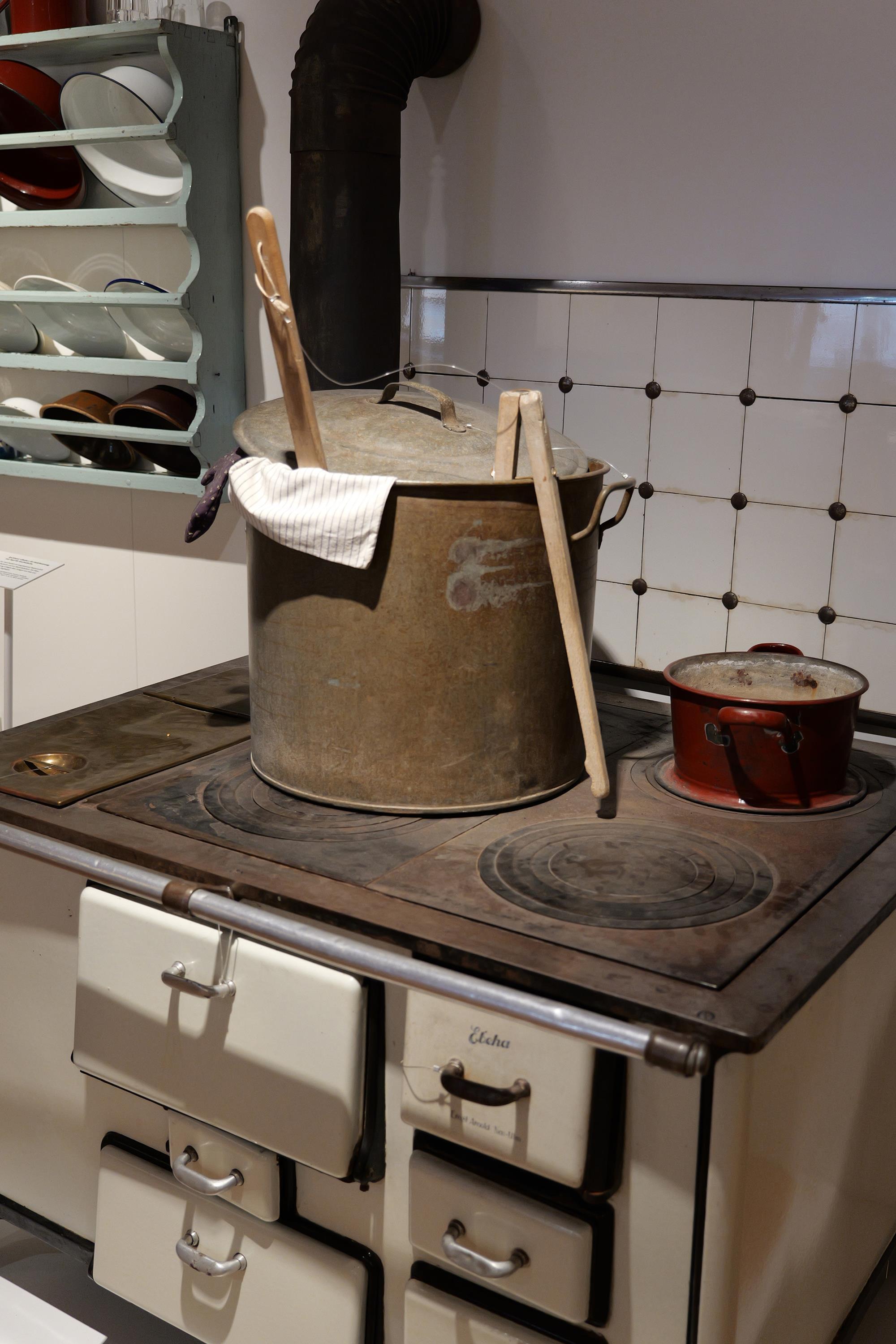 Historischer Herd zum Kochen mit Holz