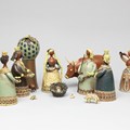 Die Krippenfiguren schuf die Keramikkünstlerin Emilie Kohle-Bentele (1927–1998) aus Weiler im Allgäu um 1985 basierend auf handgedrehten Gefäßformen. - Foto: Andreas Brücklmair
