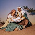 Die Bekleidung von Krippenfiguren stellt eine eigene Kunstform dar. Diese Figuren wurden von Marianne Höß (Krippenfreunde Augsburg und Umgebung e.V.) bekleidet. - Foto: Marianne Höß