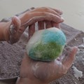 Zwei Hände umfilzen ein kleines Stück Seife
