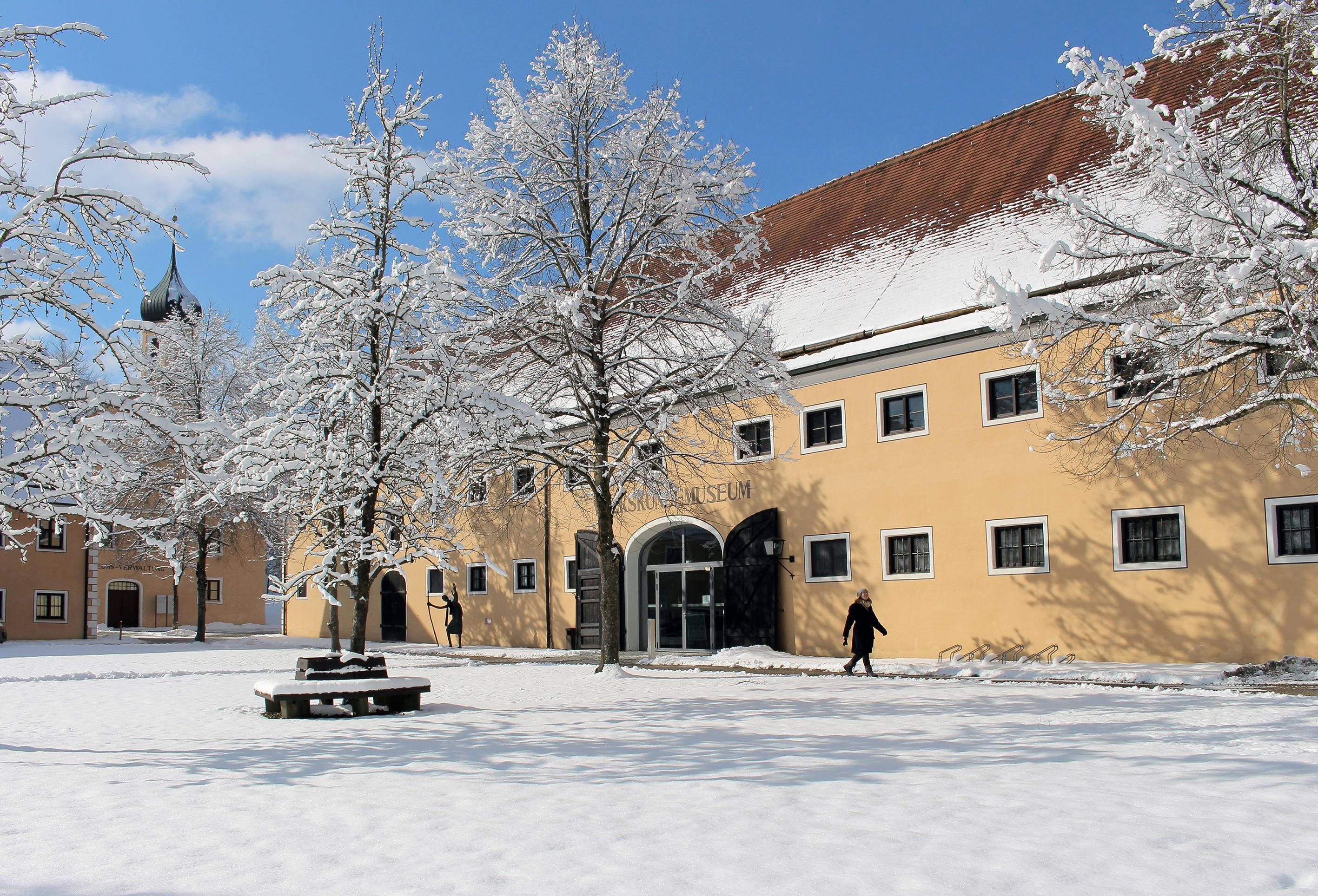 Museumshof mit Schnee bei sonnigem Wetter