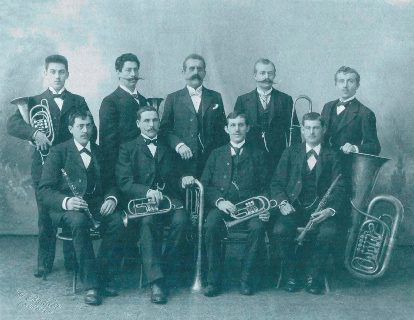 histor. Foto einer Gruppe Herren in Anzügen, halten Blasinstrumente