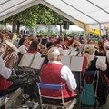 Blaskapelle, Musiker mit roten Westen, von hinten