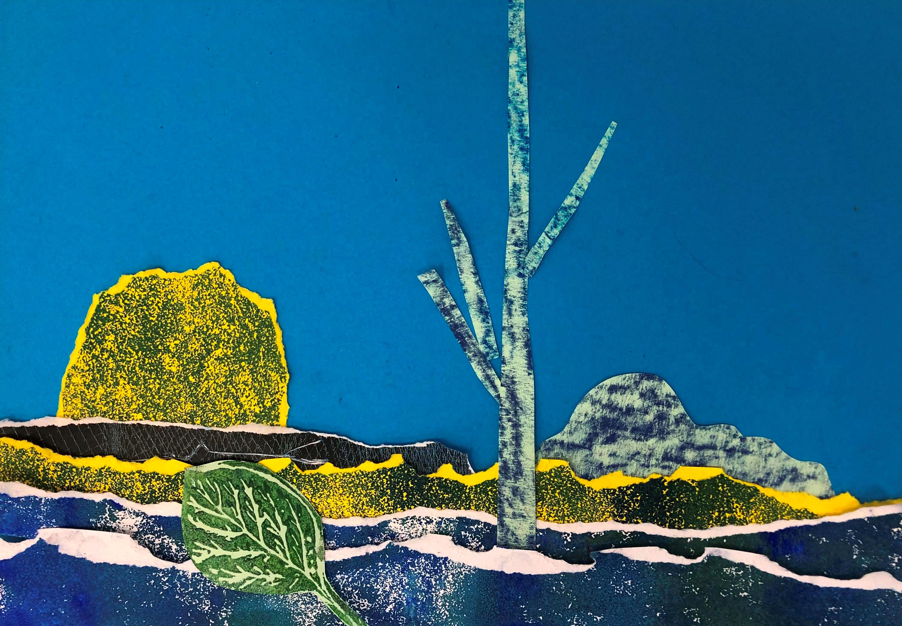 Landschaft als Collage aus gelbem und grünem Papier vor blauem Grund