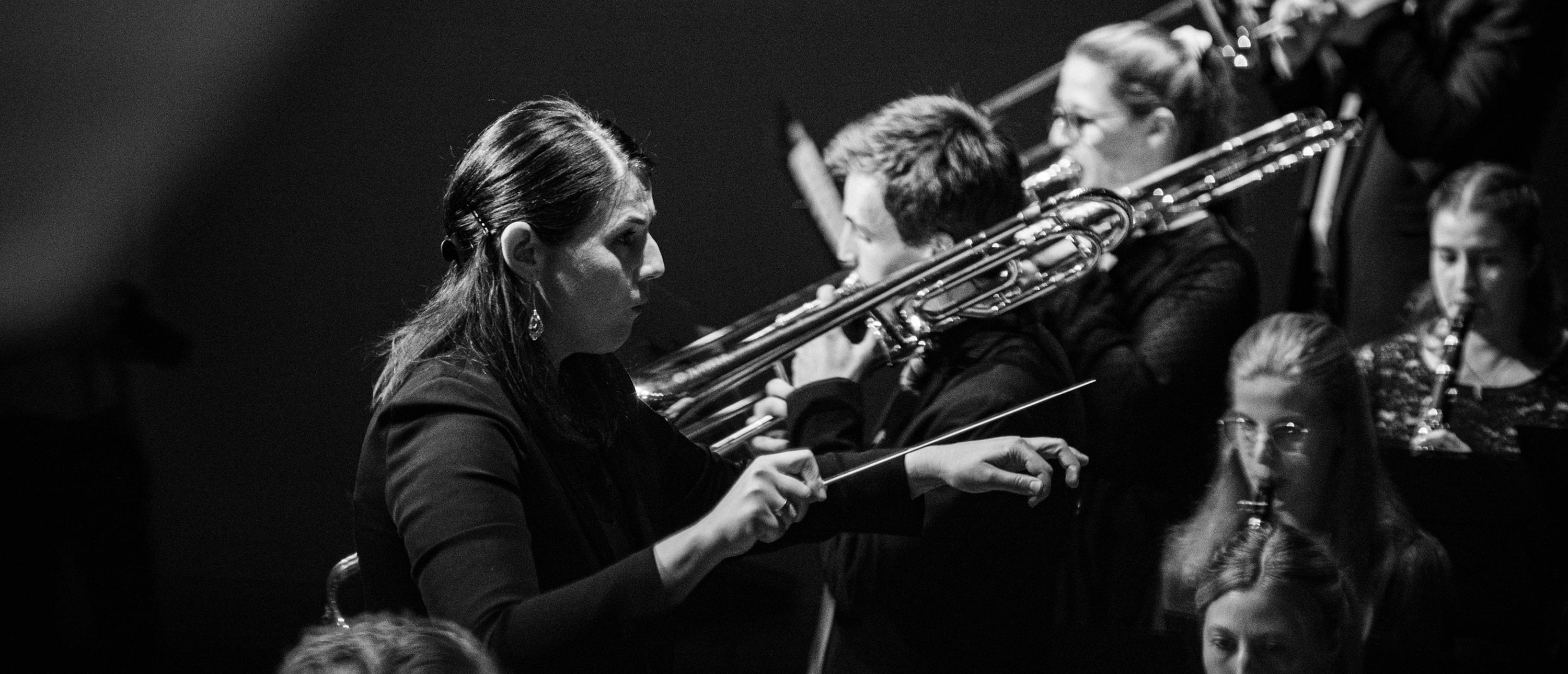 Schwarz-Weiß Foto von Dirigentin und zwei Musikern