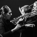 Schwarz-Weiß Foto von Dirigentin und zwei Musikern