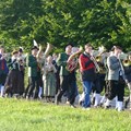 Gruppe von marschierenden Blasmusikern und Musikerinnen in Tracht