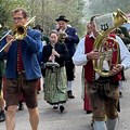 Musiker laufen bei einer Musikantenwallfahrt 